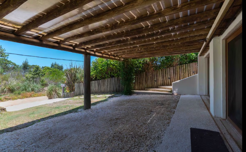 Linda casa de estilo colonial en altos de La Barra